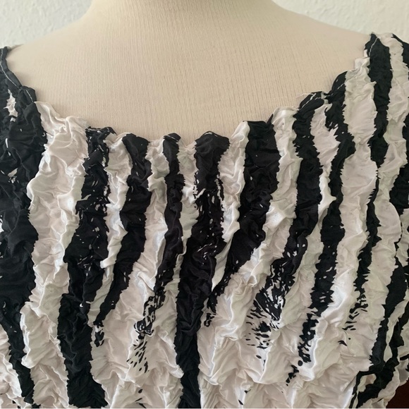 F.C Popcorn top in black, white, yellow, brown and gold. Short sleeves. - Picture 3 of 14